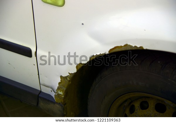 rust and damage to the car\
body