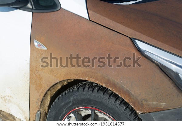 Rust on the car body.A rusty\
car.