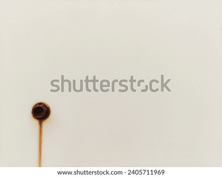 Rust on the nut is a long streak running down the bottom left of the white background. Gives a feeling of openness.