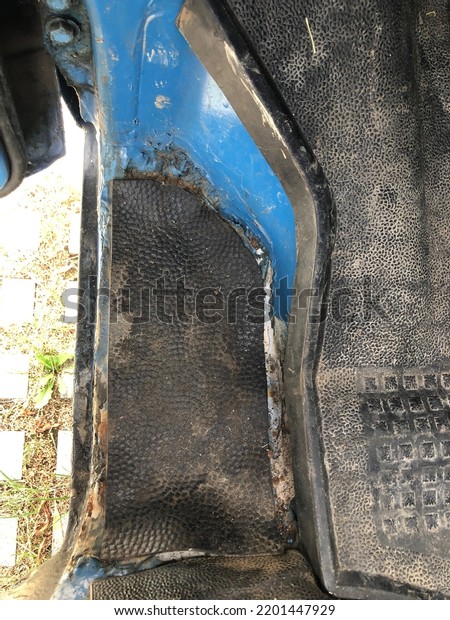 rust on
the vehicle body, corrosion spots on the
car
