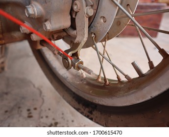 Rust Proof Oil Spray. Auto Mechanic Injects All-purpose Oil To Lubricate The Nut Thread Before Removing It. 