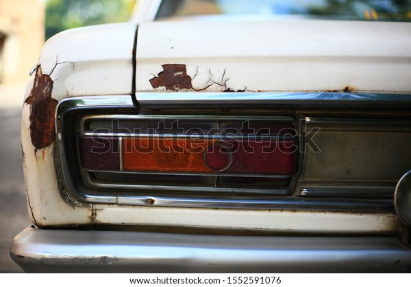 Rust stains of the body\
of the old car