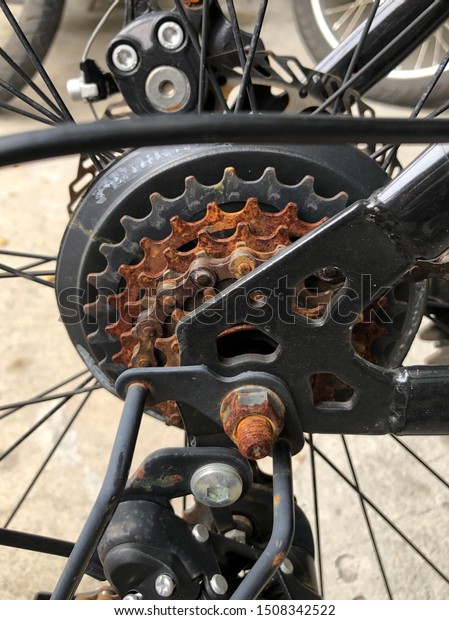 Rusted bicycle chains and\
gears