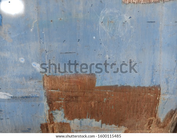 rusted blue bus\
board flat background\
closeup