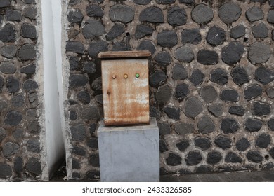 rusted panels to regulate electricity