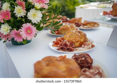 
Rustic garnished with salami and ham