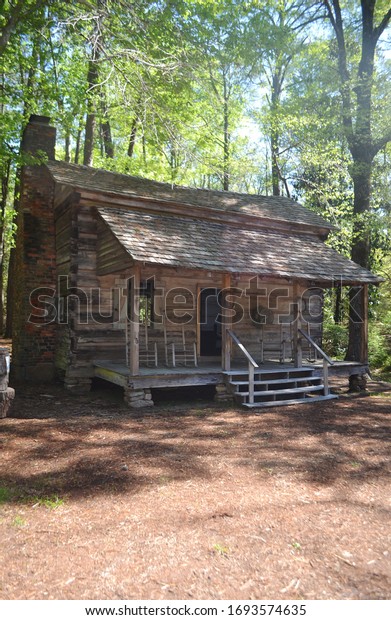 森の田舎の丸太小屋 の写真素材 今すぐ編集