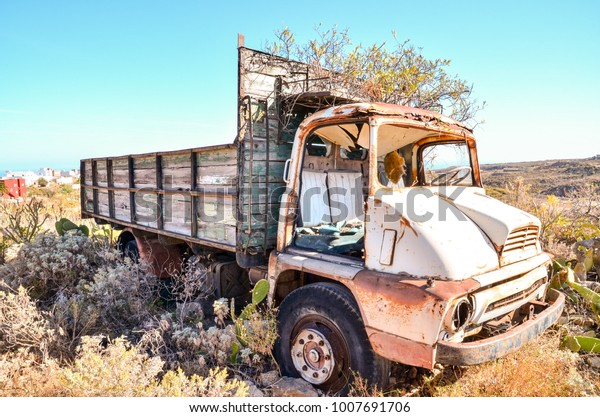 Rusty Abandoned\
Truck