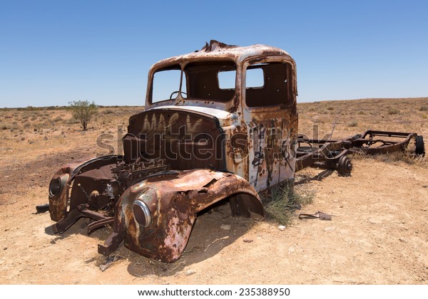 Rusty old\
abandoned truck in Australian\
desert