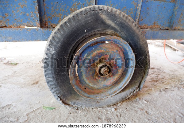 Rusty\
old wheels, broken tires, warped wheels, rusted nuts, old cars that\
have been parked for a long time until they\
rot.