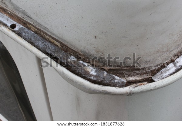 rusty rain\
gutter of old camping car,\
oldtimer