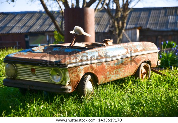 Rusty vintage car in the\
garden