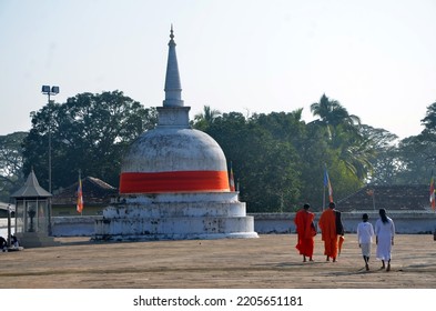 Ruwanweliseya Dagoba Buddhist Stupa Tourist And Pilgrimage Site. Anuradhapura, Sri Lanka