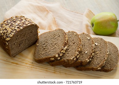 rye bread and green apple