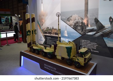 S-400 Missile Launcher Pad Displayed At Dubai Airshow 2019. 