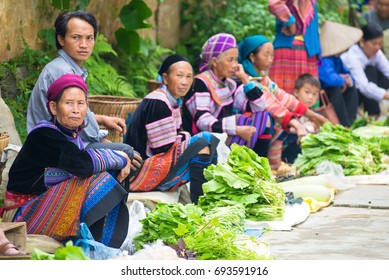 SA PA, LAOCAI, VIETNAM - September 14, 2014: Hmong woman people are colorful costume trading of agricultural products at the Bac Ha Sunday market main market live in LAO CAI, SA PA, Northwest VIETNAM.