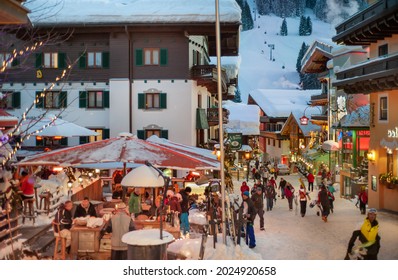 SAALBACH, AUSTRIA - JANUARY  14, 2012 : Apres Ski In Saalbach - Hinterglemm Resort, Austria.