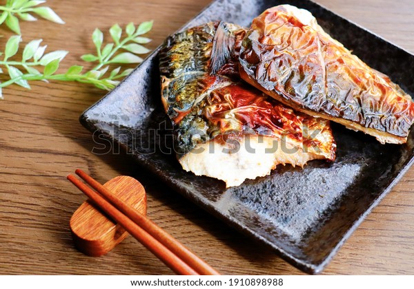 鯖の焼き 日本の伝統的な焼き魚料理 黒い皿に2枚のフィレット の写真素材 今すぐ編集 1910