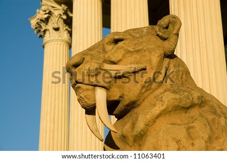 sabertooth tiger statue