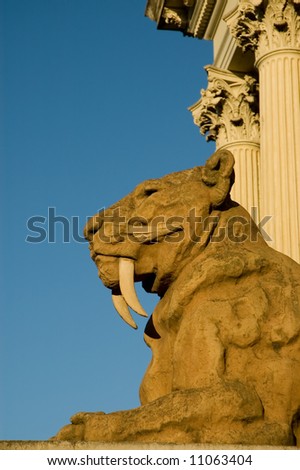 sabertooth tiger statue
