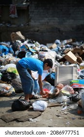 Sabra And Chatila, Beirut Lebanon -  ‎‎October ‎14  ‎2017:  ‎A Refugee Child Searches For A Toy In The Garbage