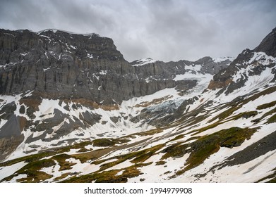 fridolinshütte SAC with Bifertenglacier in front of an impressive rockface