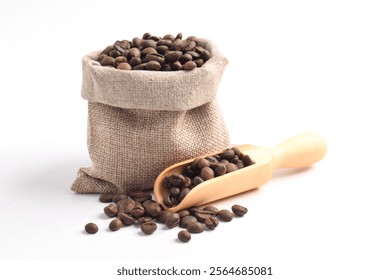 Saco con granos de café tostados marrones aislados sobre fondo blanco. Saco de arpillera. Cucharada con granos.