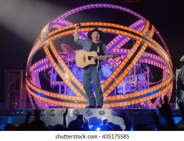 Sacramento, CA/USA - 3/27/2015 : Garth Brooks Performs Before A Sold Out Crowd At The Sleep Train Arena In Sacramento, CA. 