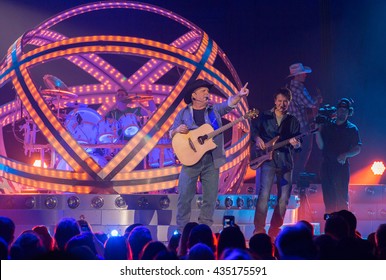 Sacramento, CA/USA - 3/27/2015 : Garth Brooks Performs Before A Sold Out Crowd At The Sleep Train Arena In Sacramento, CA. 