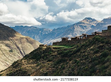 Sacred Valley Town Písac Ruins And Andes