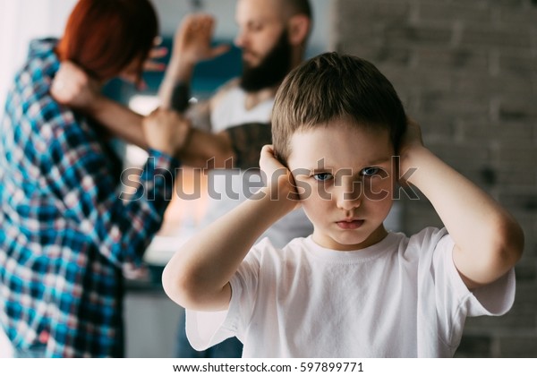 親のけんかの時に両手で耳を塞ぐ悲しい子ども 彼の妻を打ち負かそうとしている男 の写真素材 今すぐ編集 親のけんかの時に両手で耳を塞ぐ悲しい子ども 彼の妻を打ち負かそうとしている男 の写真素材 今すぐ編集