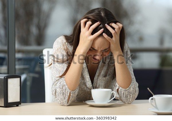 Femme Triste Et Deprimee Seule Dans Photo De Stock Modifier Maintenant