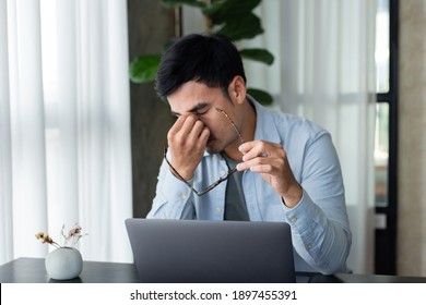 traurige Depressionen ernste Menschen, Studie Stress-Konzept.asian Mann müde fühlen sich müde mit Computer-Arbeitsplatz.Konzept globale Wirtschaft, Gesundheit Probleme