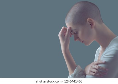Traurige, verängstigte und depressive weibliche Krebspatienten porträtieren mit Kopienraum. Brustkrebspatient, Kopf in den Händen, Portrait.