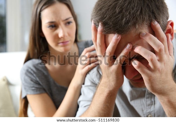 Un Homme Triste Et Une Amie Photo De Stock Modifiable