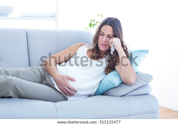 Triste Femme Enceinte Allongee Sur Un Photo De Stock Modifiable