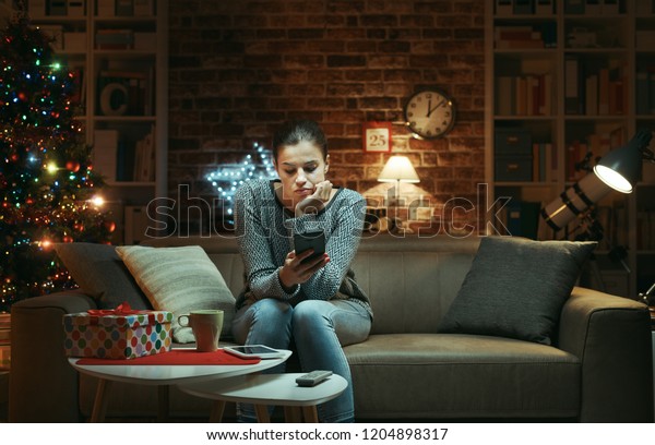 Traurige Frau Die Allein Zu Hause Stockfoto Jetzt Bearbeiten