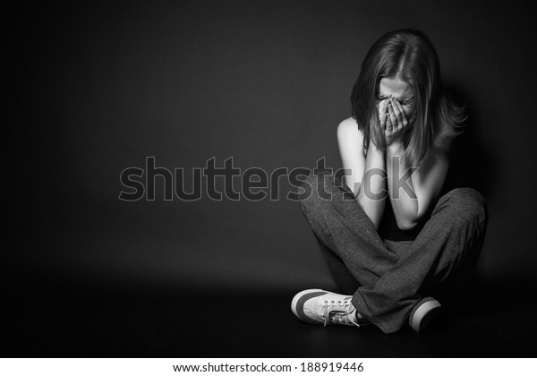 黒い暗い背景に悲しい女性と絶望の泣き声 の写真素材 今すぐ編集