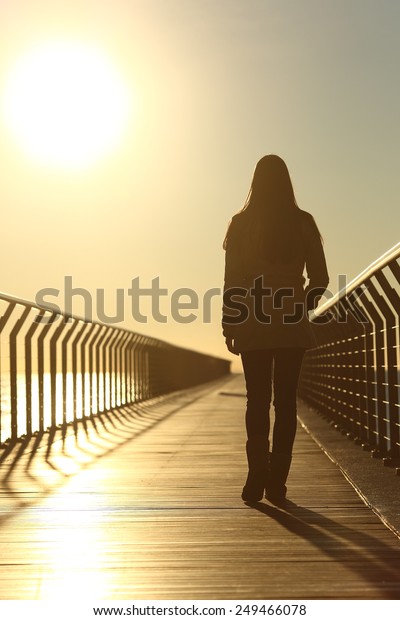 Silueta De Mujer Triste Caminando Sola Foto De Stock Editar Ahora