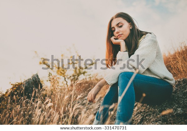 Triste Jeune Fille Assise Seule Sur Photo De Stock Modifiable