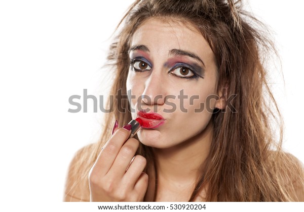 醜い化粧をした悲しい若い女性 の写真素材 今すぐ編集