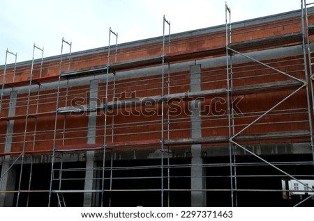 safe and adjustable construction stand made of hot-dip galvanized steel meeting European safety standard thanks to adjustable fuse with protection against falling out. Adjustable nut in self-cleaning