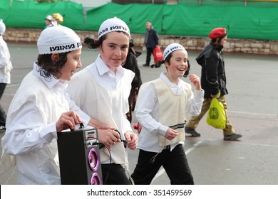 SAFED, ISRAEL - MARCH 15, 2014: Unidentified children dress up as Breslov Hassidim during the annual Jewish holiday of Purim