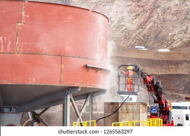 Safety Of The Manual Sandblasting. Cleaning Operations Using Abrasive Blasting Can Present Risks For Workers' Health And Safety Specifically In Portable Air Blasting Or Blast Room Applications.