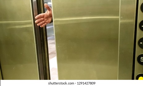 Safety mechanism for closing doors Elevator