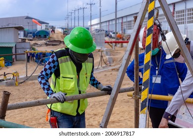 The Safety Officer And Engineering Team Discuss 
 Working Method Before Sending Workers Into A Confined Space.