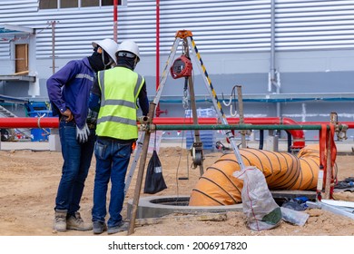 The Safety Officer And Engineering Team Discuss 
 Working Method Before Sending Workers Into A Confined Space.