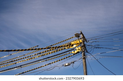 safety procedure Yellow and black striped synthetic tubes that (Tiger tails) They are clipped together over powerlines to provide a useful visual indication of live overhead powerlines. Blue sky
