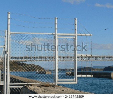 A safety and security measure at the end of the breakwater.
The background is a suspension bridge,
which is a landmark in Western Japan.
A fishing port located on the coast of the Inland Sea of Japan.
