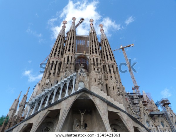 青い空の背景にサグラダ ファミリア大聖堂 スペインバルセロナ14 のガウディによる の写真素材 今すぐ編集